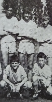 Ladislav Vízek (první zleva dole) v týmu starších žáků Nového Bydžova, druhá polovina 60. let 20. století