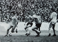 Ladislav Vízek (zcela vlevo) v souboji s hráči Herthy Berlín, Pohár UEFA, prohra 1:2. Zcela vpravo Miroslav Gajdůšek, jaro 1979