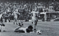 Ladislav Vízek (na zemi) při ligovém utkání Dukly, na pražské Letné se tehdy odehrál ligový dvojzápas, první polovina 80. let 20. století