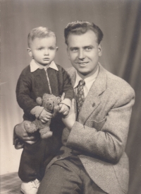 Jaroslav Jiskra se svým otcem, který se také celý život věnoval hornictví, 1956