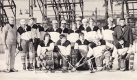 Jaroslav Jiskra was involved in hockey in his youth, in the photo of the youth team Baník Sokolov, the fifth one from the right in the back row
