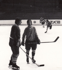 Jaroslav Jiskra (on the left) at the Sokol hockey stadium in 1986