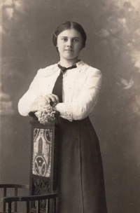 Witness's mother, 1916