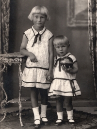 Rok 1929 pamětnice s mladší sestrou