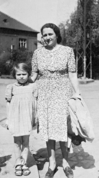 Jana Urbanová (vlevo) s rodinnou přítelkyní Helenou Plešingrovou v létě 1945 po ozdravném pobytu na zámku Štiřín
