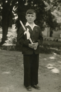 Sedmiletý Ladislav Cvak na prvním svatém přijímání v roce 1956