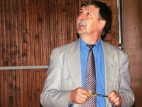Přednášející Ladislav Cvak na fakultě v Hradci Králové na konci 90. let 20. století
