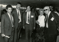 Na světové konferenci v Basileji v roce 1992. Zleva Josef Stuchlík, Ladislav Cvak, Lubomír Markovič, doktor Protiva s manželkou. Dr. Protiva byl významnou osobností ve výzkumu léčiv ve Výzkumném ústavu farmacie a léčiv v Praze a jeden ze zakladatelů chemie psychofarmak