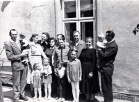 Family photo of the Melnik family in Šumperk, in the top row, third from the right, father Lukáš Melnik, next to mother Antonie Melniková. In the front row from the left: brother Jan with his wife and children, Marie Melniková with her children, brother Vladimír with his family, 1960s