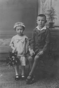 1930 otec a jeho sestra, která zemřela na záškrt