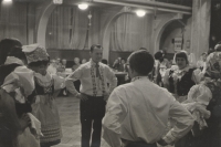 Jaroměřští Baráčníci a jejich mladá chasa na předtančení na plese v ZK Mír v Jaroměři v roce 1977