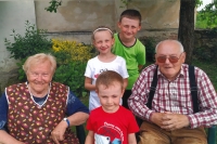 Husband and wife Dlouzi with grandchildren
