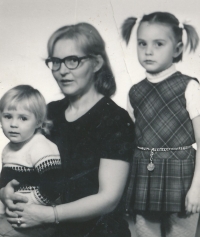 Krystyna Krauze s maminkou a sestrou na fotografii pro pas před cestou do Československa v roce 1974