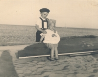 Maminka pamětnice Marie se starším bratrem Witoldem v Gdyni v roce 1938