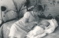 Pamětnice po narození se svou maminkou Marií
