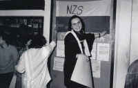 Krystyna Krauze při studentské stávce na univerzitě v Gdaňsku v červnu 1988, kterou organizovalo Nezávislé sdružení studentů (NZS). Pamětnice studovala politologii a stala se tiskovou mluvčí stávkového výboru