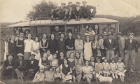 První autobus v Přílepech, 30. – 40. léta 20. století, řidičem autobusu byl otec Amálie Gajdošíkové, Ludvík Sovadina