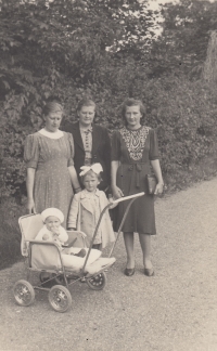 Amálie Gajdošíková v kočárku ve zlínském parku v roce 1942 se sestrou Vlastou, maminkou a jejími sestrami. 