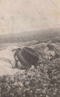 Popravený strýc Rudolf Sovadina a p. Pala na fotografii vyfocené přes knoflíkovou dírku. 