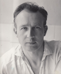Daniel Košťál v práci v DEZA Valašské Meziříčí v roce 1967