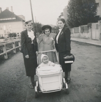 Helena Smolíková jako roční miminko, vlevo stojí maminka pamětnice, Praha-Dejvice, 1938