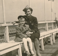 S maminkou, cca 1942