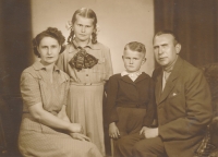 S rodiči a bratrem, cca 1950