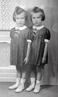Twin sisters Hana Bubníková and Jiřina Langová as children