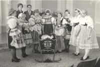 Vítání občánků se zástupkyněmi Baráčníků v krojích v Jaroměři v roce 1977
