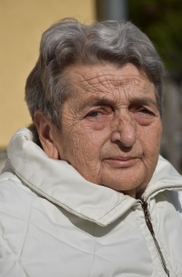 Marlene Smolková u svého domu v Božím Daru, 2023