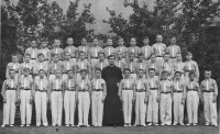 Milan Fičura (čtvrtý zleva v dolní řadě) v pěveckém sboru gymnázia v Trnavě, 1939
