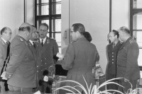Plukovník Milan Fičura, zástupce náčelníka Vojenského lékařského, vědeckého a doškolovacího ústavu, s delegací z německé vojenské lékařské akademie z Greifswaldu, Hradec Králové, 1970