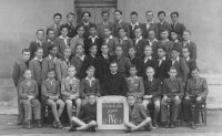 Milan Fičura (v první řadě třetí zleva) se spolužáky z trnavského gymnázia, 1943