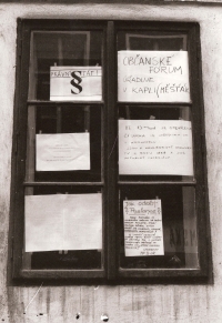 Politická agitace při jednohodinové generální stávce, okno v ateliéru Vladimíry Konvalinkové, 27. listopadu 1989, Český Krumlov 