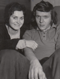Sestra Milena Valušková s Petrem Mikešem, 70. léta