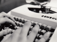 Samizdatový psací stroj Consul, ruce Petra Mikeše