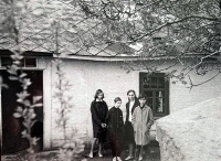 Marie Sirkovská (vlevo) s maminkou a bratry na Volyni - Krutý Břeh, 40. léta