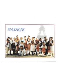 Francúzsky folklórny súbor Nadeje predvádzajúci slovenské ľudové tance pod Eiffelovou vežou.