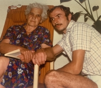 Pavel Klein se svou maminkou ve Švédsku