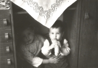 Synovia Evy Šothovej ukrytí v skrini počas bojov v centre Bukurešti, Vianoce 1989.