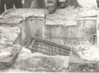 Jeden z mnohých vchodov do podzemia paláca rumunského diktátora.