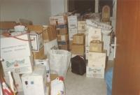 Jedno z mnohých sťahovaní rodiny zamestnanca veľvyslanectva.