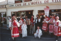 Francúzsky folklórny súbor tancujúci slovenské ľudové tance.