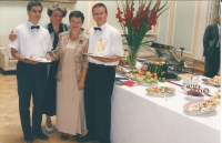 Šothovci obsluhujú počas diplomatickej večere.