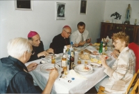 Pápežský nuncius Jean-Claude Perisee na fare v Gemelčičke.