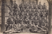 Pamětníkův dědeček František Severa (první sedící zprava) u své jednotky během první světové války