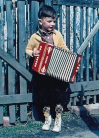 František Severa s harmonikou v Rudném, 50. léta 20. století
