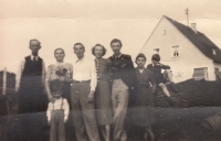 František Severa (dítě vlevo dole) s příbuzenstvem své matky v západoněmeckém Bergheimu předtím, než se vrátili do Čech