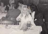 Pamětník se svojí manželkou Miroslavou na svatební hostině ve Vysoké Peci 