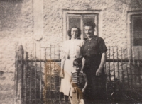 František Severa s rodiči, poté co se s matkou vrátili do Rudného